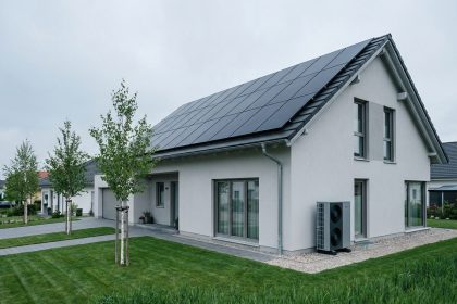 Maison neuve avec panneaux solaires sur le toit et pompe à chaleur, architecture contemporaine écoresponsable